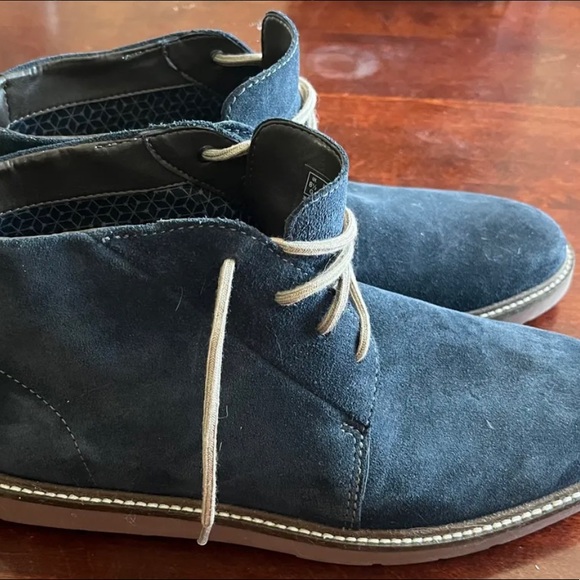 Clarck shoes (never used) in blue suede (size 9 1/2 MEN) - Picture 2 of 6